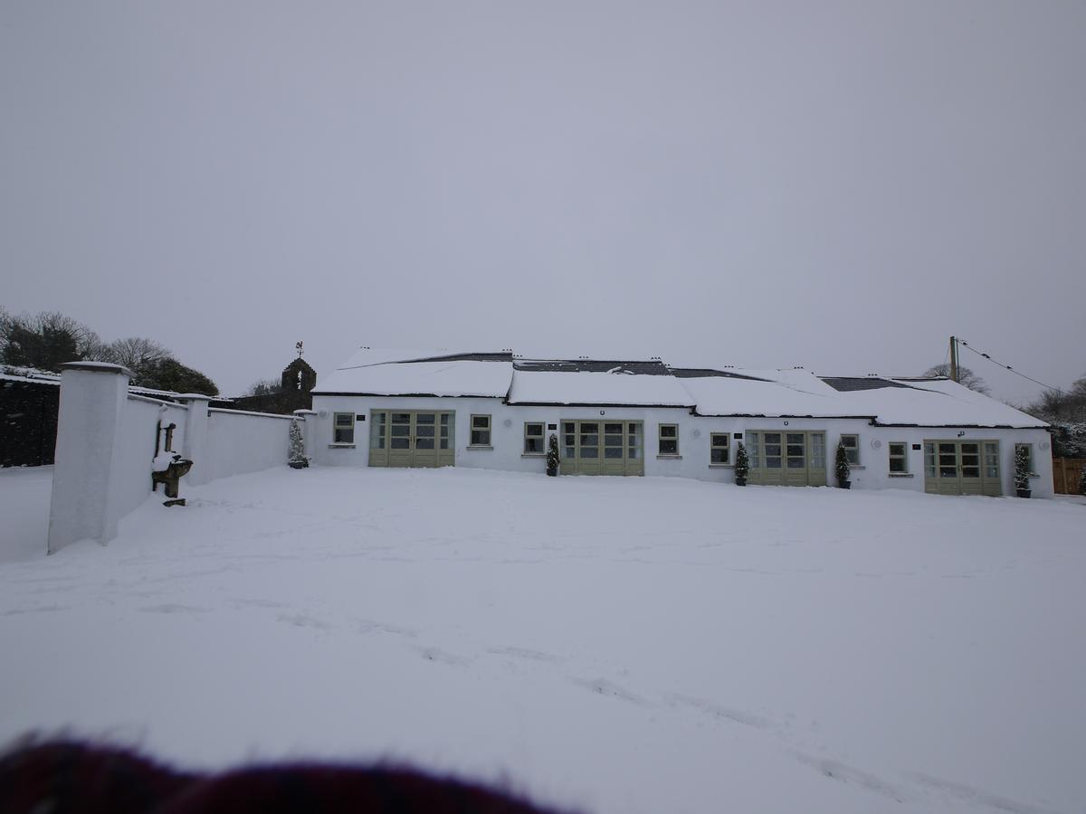 בנראטי The Carriage Houses At Beechpark House מראה חיצוני תמונה